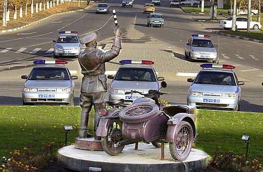 Памятник «Регулировщик»  установлен легендарному инспектору ДПС – старшине милиции Павлу Кирилловичу Гречихину.